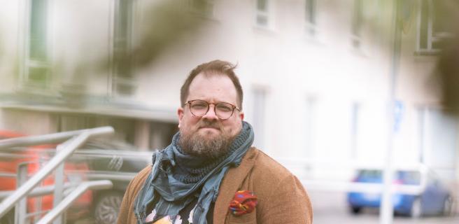 Mikko Tarvonen seisoo Naitenklinikan pihalla