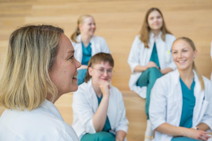 Lääketieteen opiskelijat luennolla