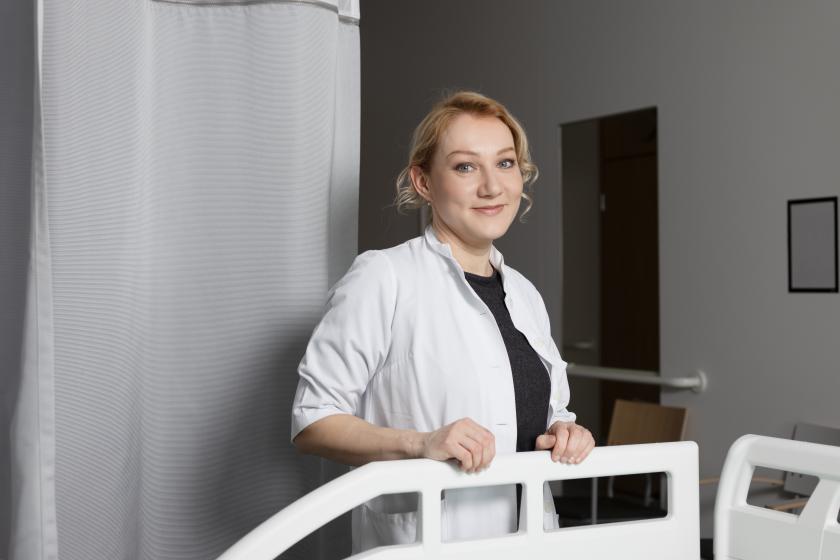 Terveyssosiaalityöntekijä Miia Kotro HUSissa töissä
