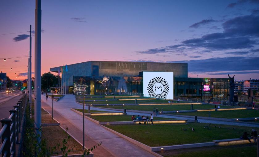 Musiikkitalo illlalla.
