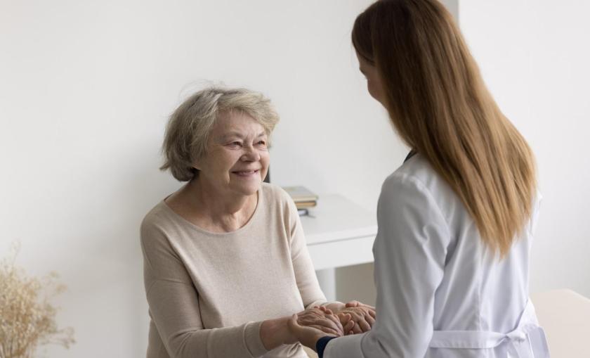 Geriatrinen potilas hoitotilanteessa.
