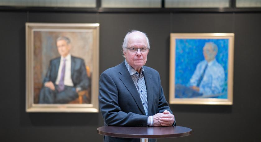 Mikko Salaspuro, taustalla muotokuvia