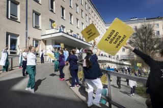 Kätilöitä tanssimassa Flashmobia Naistenklinikan pihalla