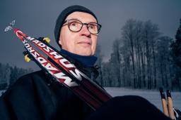 Sydänleikkauksen läpikäynyt Jorma Siirtola suksiensa kanssa