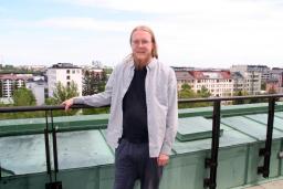 Psykiatri sairaalan terassilla.