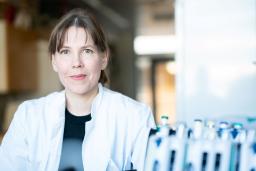 Naislääkäri laboratoriossa